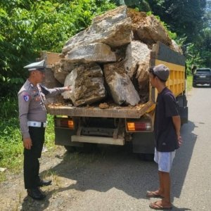 Polantas Polres Morut Cegat Truk Pengangkut Batu Besar