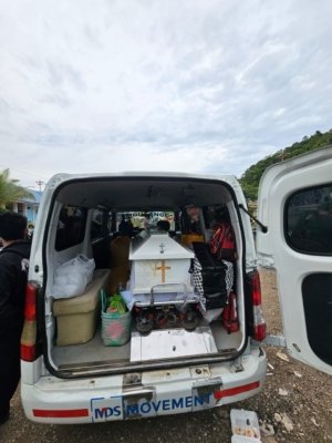 Ambulance Relawan MDS Bersiap di Pelabuhan Feri Bawa Jenazah Warga Opo