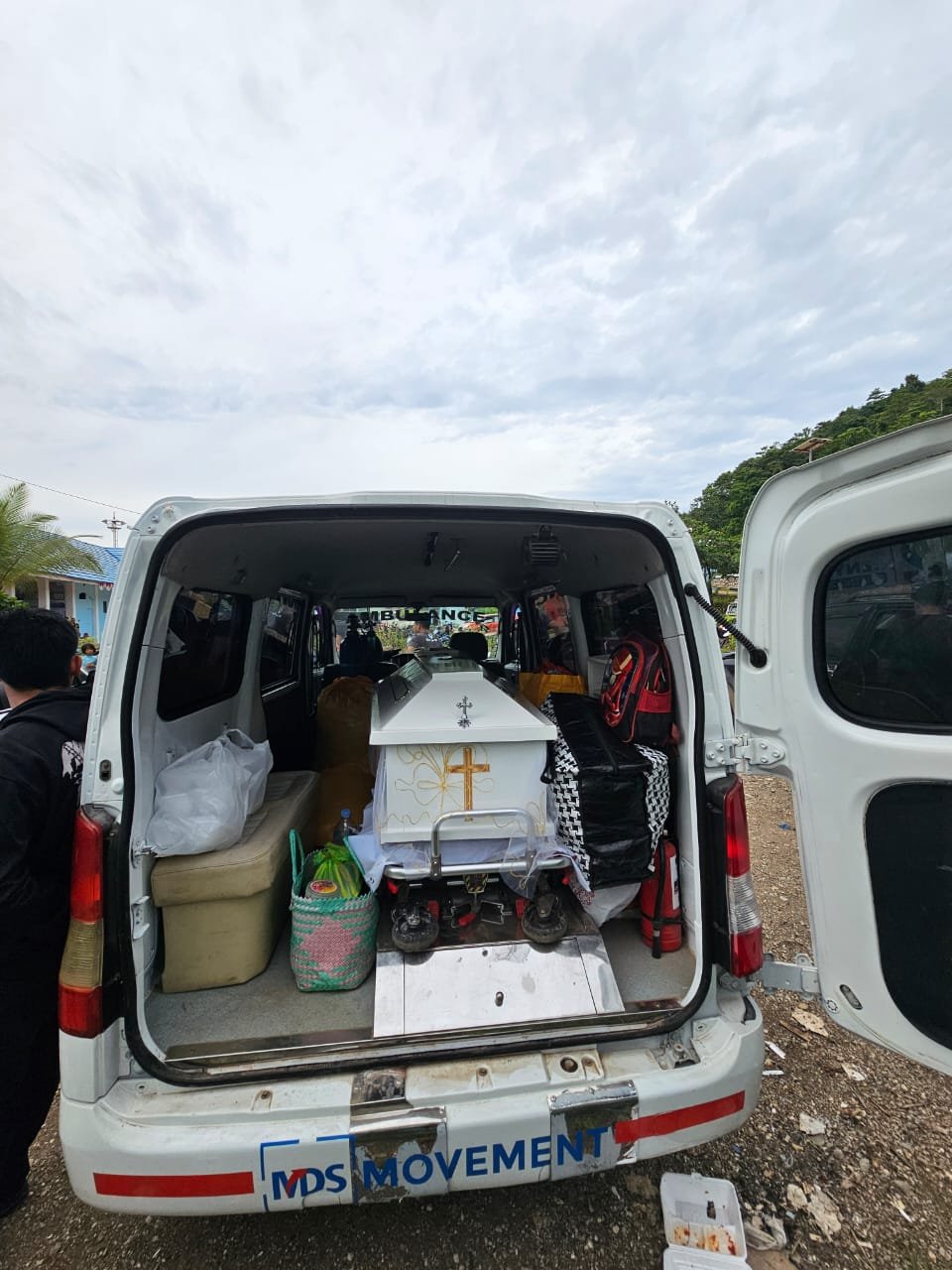 Ambulance Relawan MDS Bersiap di Pelabuhan Feri Bawa Jenazah Warga Opo