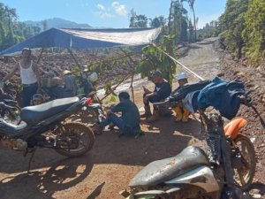 Warga Tontowea Palang Jalan Hauling PT. SSP