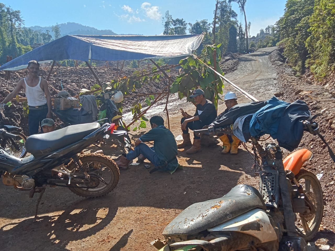 Warga Tontowea Palang Jalan Hauling PT. SSP