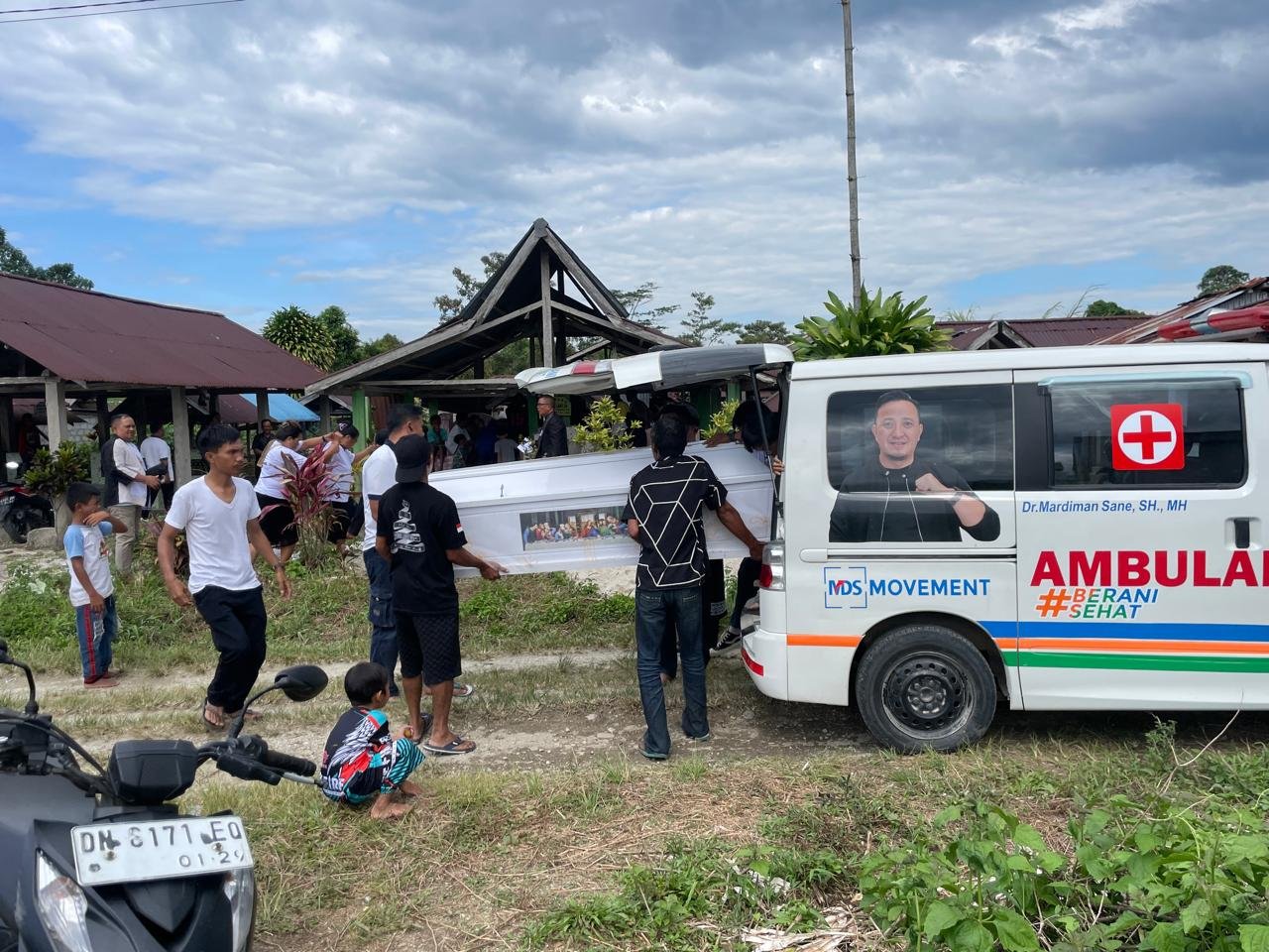 Ambulance Relawan Doktor Mardiman Sane Antar Jenazah Warga Pendolo ke Pekuburan