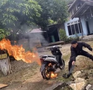Aksi Heroik Briptu Jonathan Polisi Polres Morut padamkan motor pelajar yang terbakar di pinggir jalan