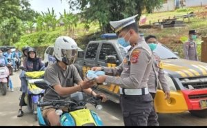 Cegah ISPA Polres Morowali Utara Bagikan Masker