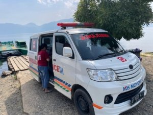 Ambulance Relawan Doktor Mardiman Sane Antar Pasien Rujukan ke Makassar