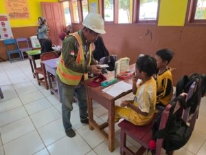 PT COR Group Bagikan Masker di SDN Lambolo, Wujud Kepedulian terhadap Kesehatan Pelajar