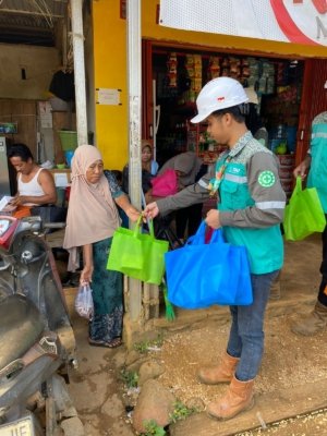 Peduli Kesehatan, Trinusa Dharma Utama Bagikan Ribuan Masker di Dusun Lambolo