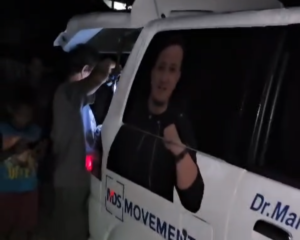 Ambulance Doktor Mardiman Sane antar pasien melahirkan dari desa Opo ke Puskesmas Lemo