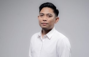 Haji Akbar Sumbang Rp.10 Juta di HUT ke-54 Desa Lembontonara