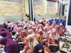 Ibu-Ibu Pengajian Rutin Gelar Doa Bersama di Kediaman Ketua DPRD Morowali Utara