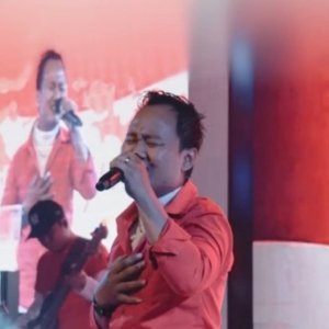 Eky Potaka, Anak Yatim Bersuara Emas asli Mori, yang menjadikan Dua Adiknya Sarjana