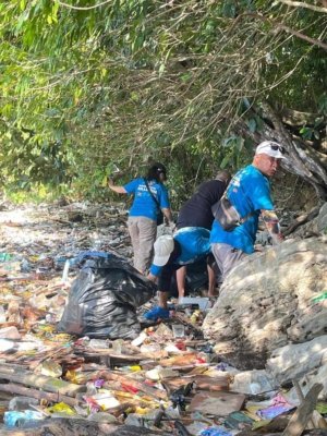 Teluk Tomori Menjerit di Balik Tumpukan Sampah Plastik