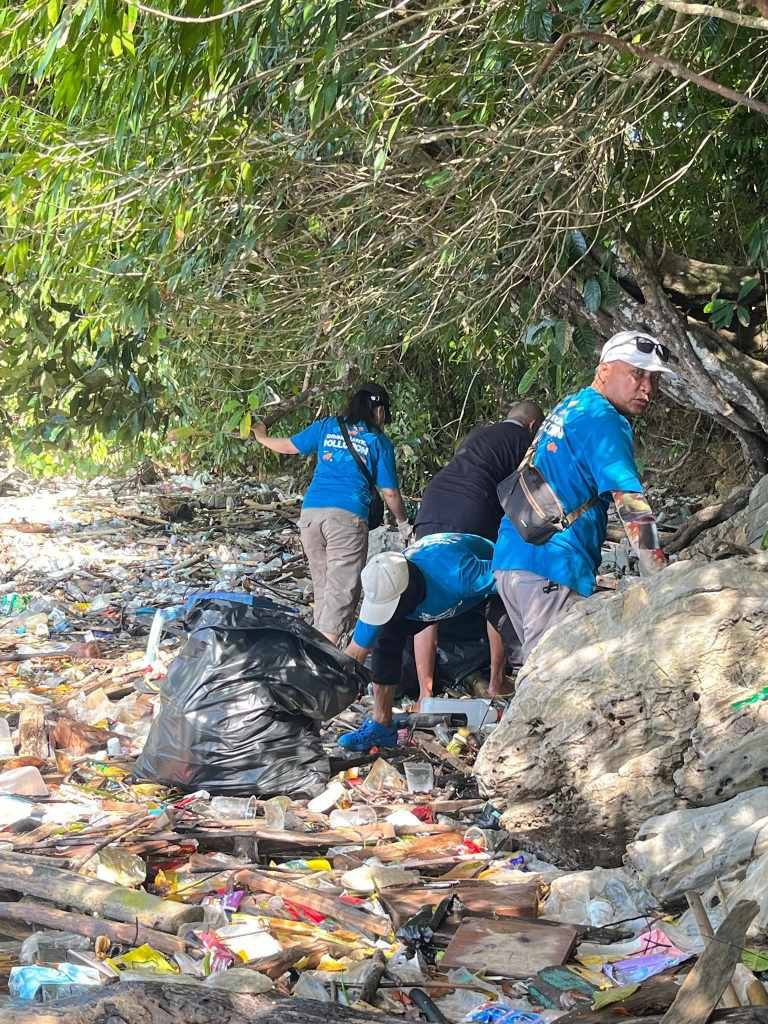 Teluk Tomori Menjerit di Balik Tumpukan Sampah Plastik