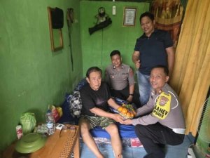 Bentuk Kepedulian Polres Morut Jenguk Jurnalis Senior yang Kecelakaan