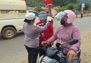 Operasi Keselamatan Tinombala 2026, Polres Morowali Utara Bagikan Helm dan Jaket Gratis kepada Pengendara