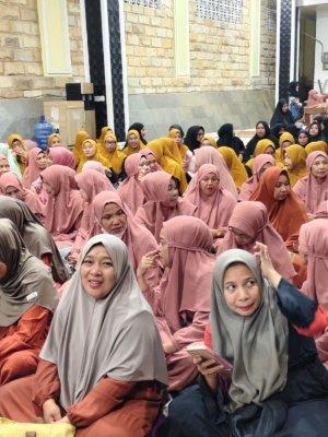 Lantunan ayat suci Al-Qur’an menggema syahdu di kediaman Warda Dg Mamala