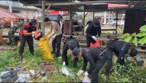 Polisi, TNI dan Pemdes Bersihkan Sekitar Pasar Desa Bunta