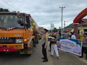 Polres Morowali Utara dan Bhayangkari Berbagi 200 Takjil, Tebar Berkah Ramadhan