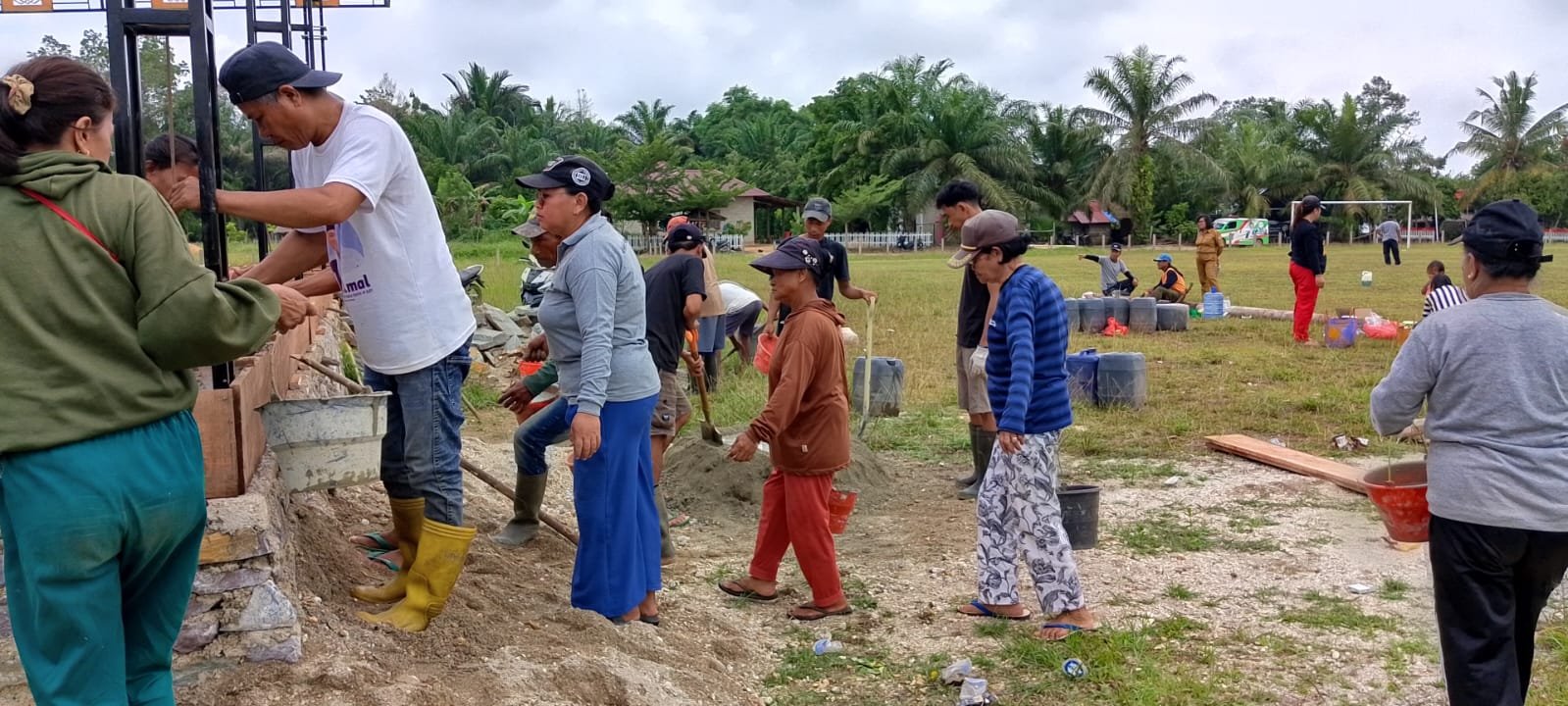 Pemdes Tabarano, TNI dan Polri Gotong Royong Benahi Lapangan Portal Taliwan II