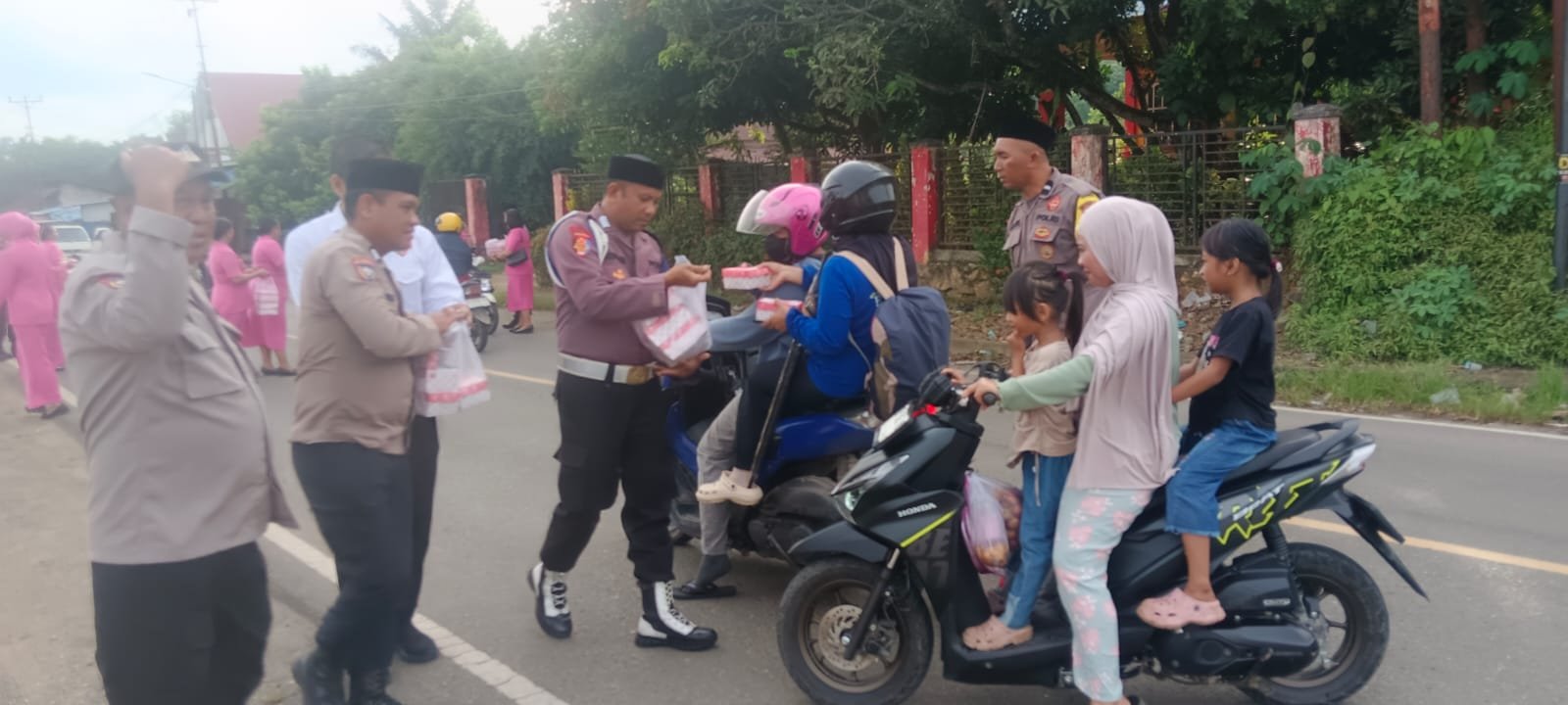 Jumat Berkah, Polsek Lembo dan Bhayangkari Tebar Kebaikan Lewat Berbagi 200 Paket Takjil