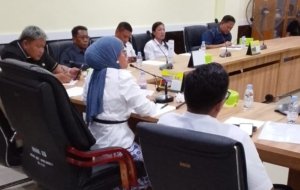 Rambut Pirang Edwin Purnawan Tampake Jadi Sorotan Kamera Wartawan di RDP DPRD Morut Soal Debu