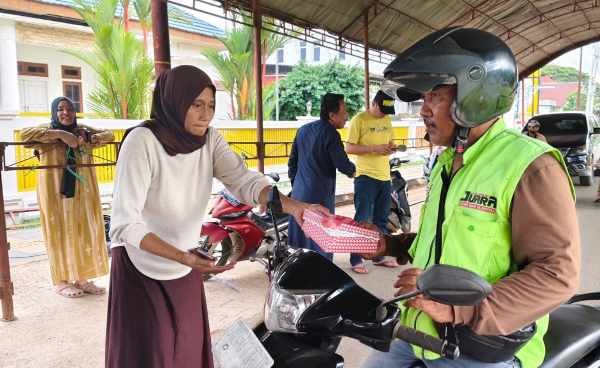 Warda Dg Mamala Bagikan 100 Paket Takjil depan Rujab Ketua DPRD Morut Setiap Jumat