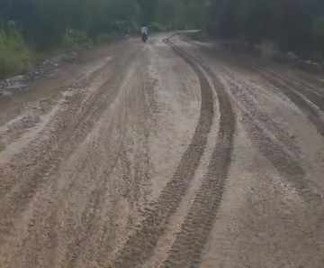Warga Desa Bimorjaya Keluhkan Jalan Rusak Parah Akibat Aktivitas Hauling PT. Genbha Mineral