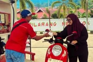 Berbagi Ramadan, SPBU Bahoue Bagikan Takjil Gratis Setiap Hari