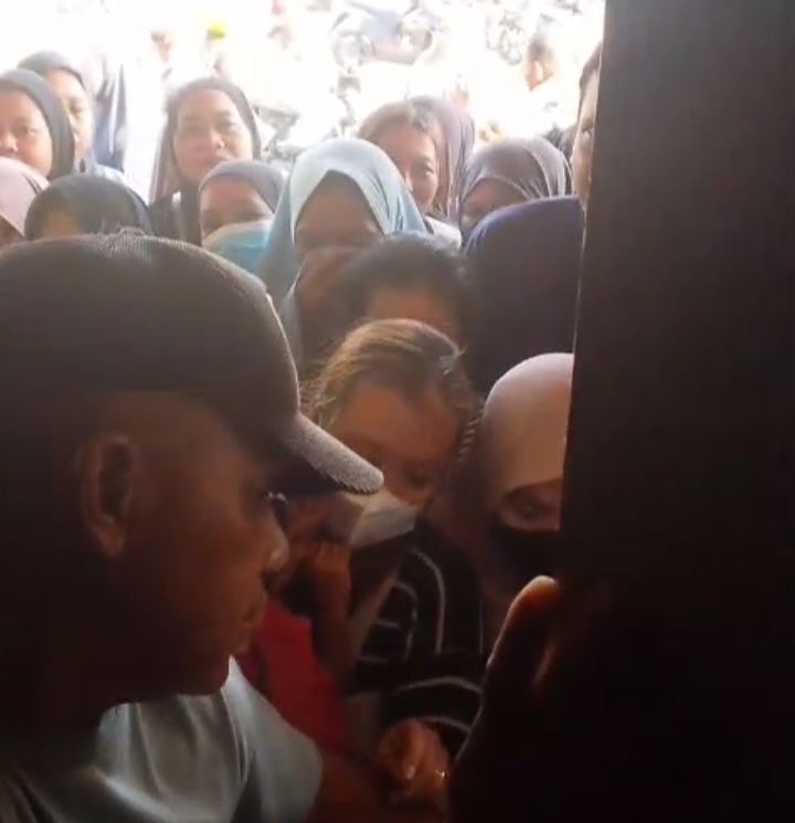 Warga Berdesakan Membeli Sembako Murah Gagasan Warda Dg Mamala