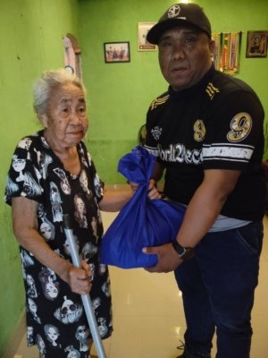 Sabda Juni Salurkan Bantuan Sembako untuk Lansia di Moleono