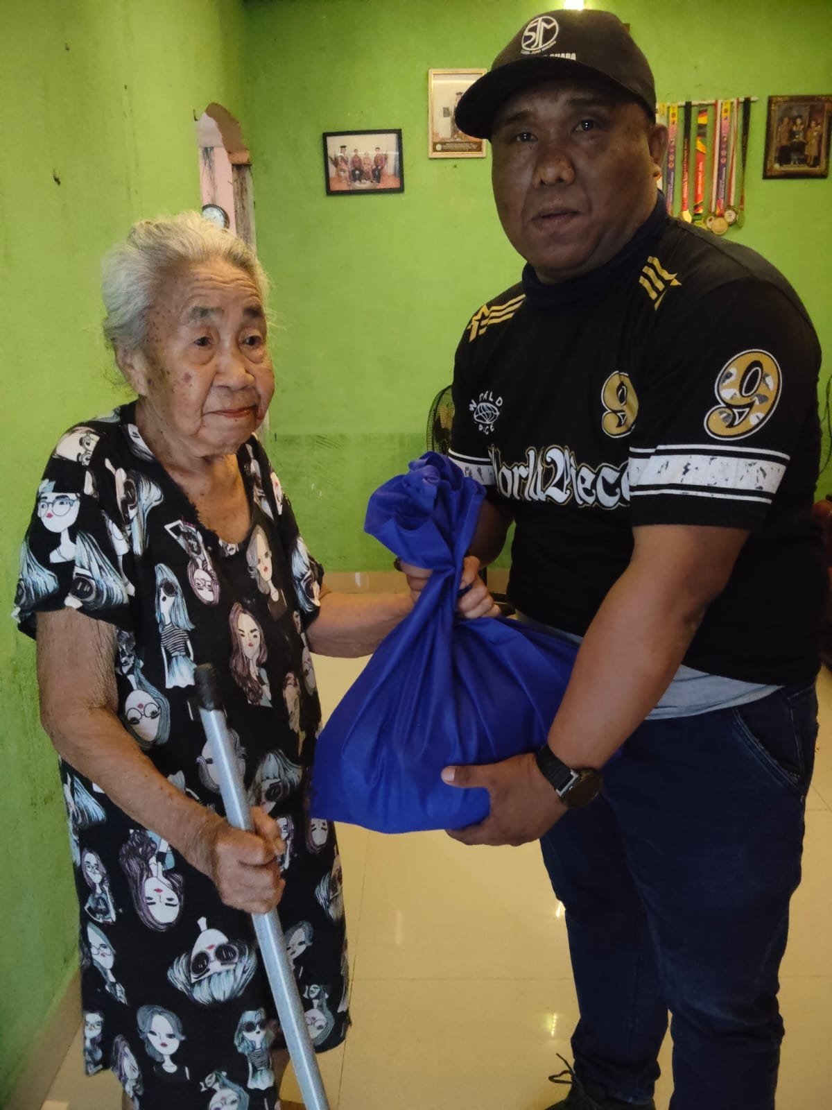 Sabda Juni Salurkan Bantuan Sembako untuk Lansia di Moleono