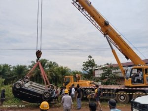 Crane PT GNI Evakuasi Mobil Warga yang Terbalik di Parit TTG Petasia Timur