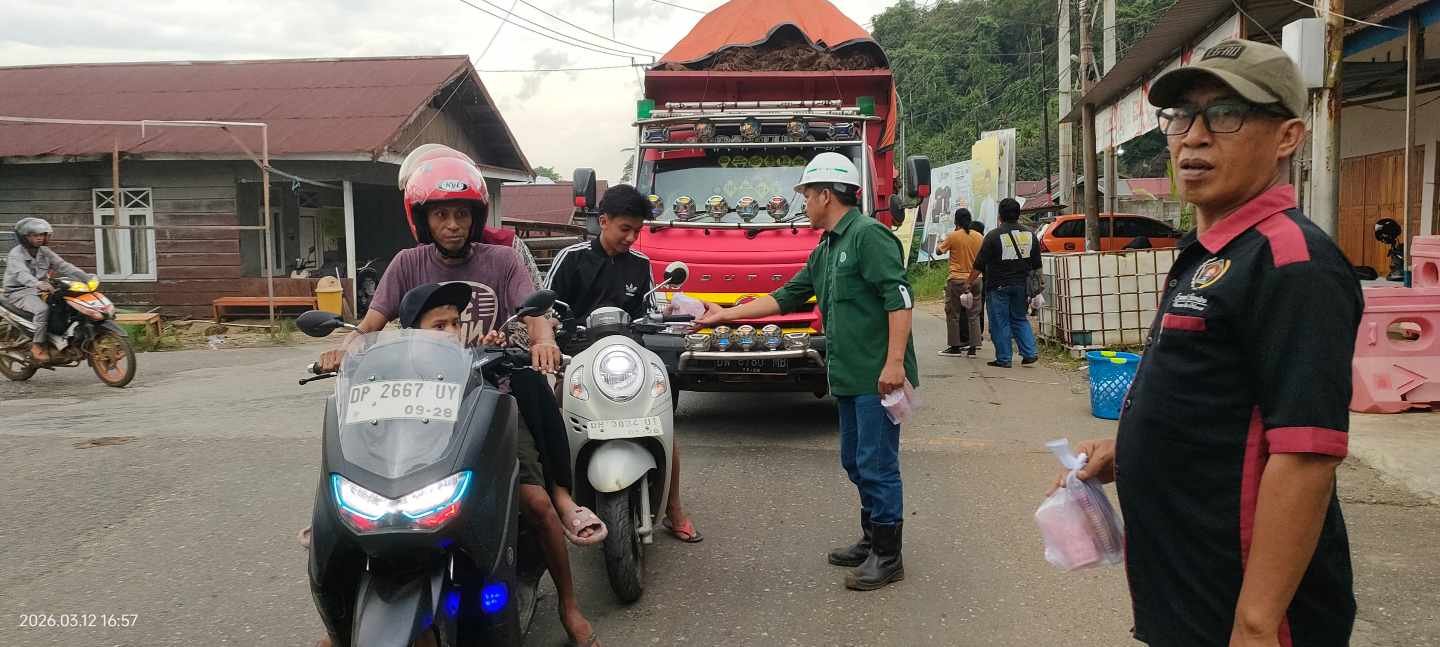 Indahnya Berbagi di Ramadan, PT ANA dan PWI Morut Bagikan Takjil untuk Pengguna Jalan