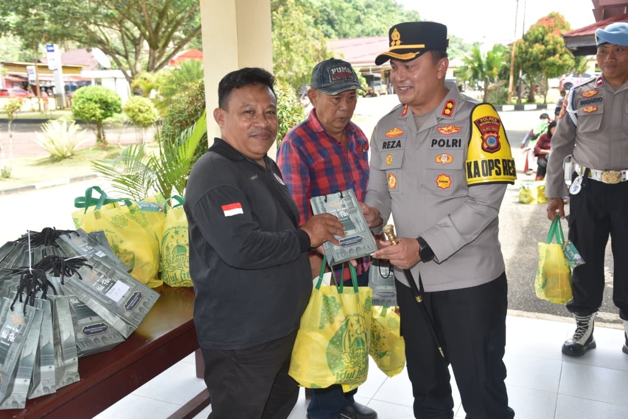 Polres Morut Bagikan Parsel Lebaran Semua Elemen Termasuk Wartawan