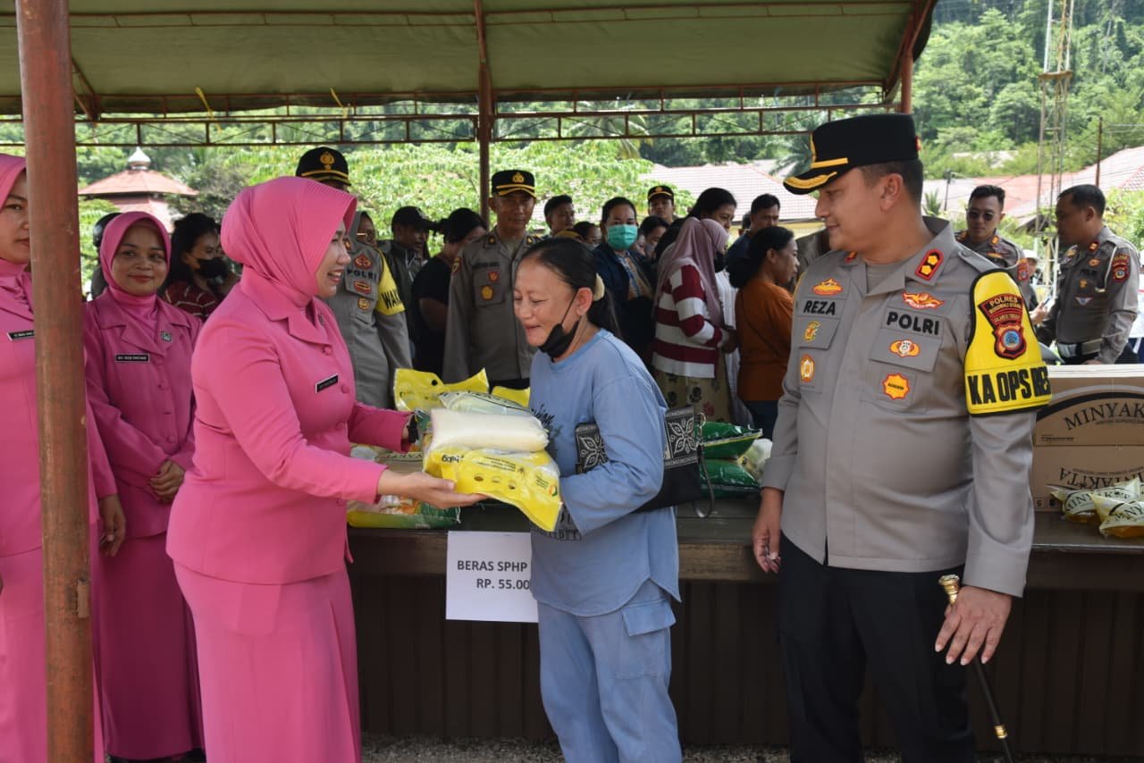 Warga Padati Pasar Murah yang Digelar Polres Morut