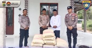 Satbinmas Polres Morowali Utara Serahkan Bantuan 10 Sak Semen untuk Pembangunan Masjid Al-Jabbar