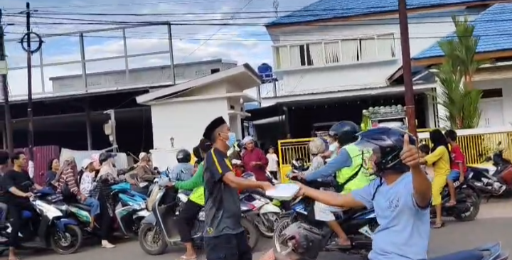Ratusan Kendaraan Antri Terima Takjil Gratis Depan Rujab Ketua DPRD Morut