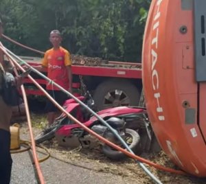 Breaking News: Kaki Warga Moleono Remuk Tertimpa Truk Pengangkut Alat Cetak Sawah TNI yang Terguling