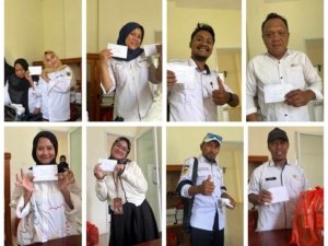MEREKA TERSENYUM! 45 orang staf di kantor DPRD Morut, ajudan hingga Satpol-PP yang jaga rujab. Terima THR dari Warda Dg Mamala