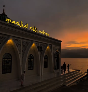 Pesona Sunrise di Berlian Mamala Resort, Cahaya Fajar Menyapa Masjid Siti Rahma
