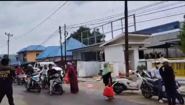 100 Paket Takjil Jumat Berkah, Rutin di Bagikan depan Rujab Ketua DPRD Morut
