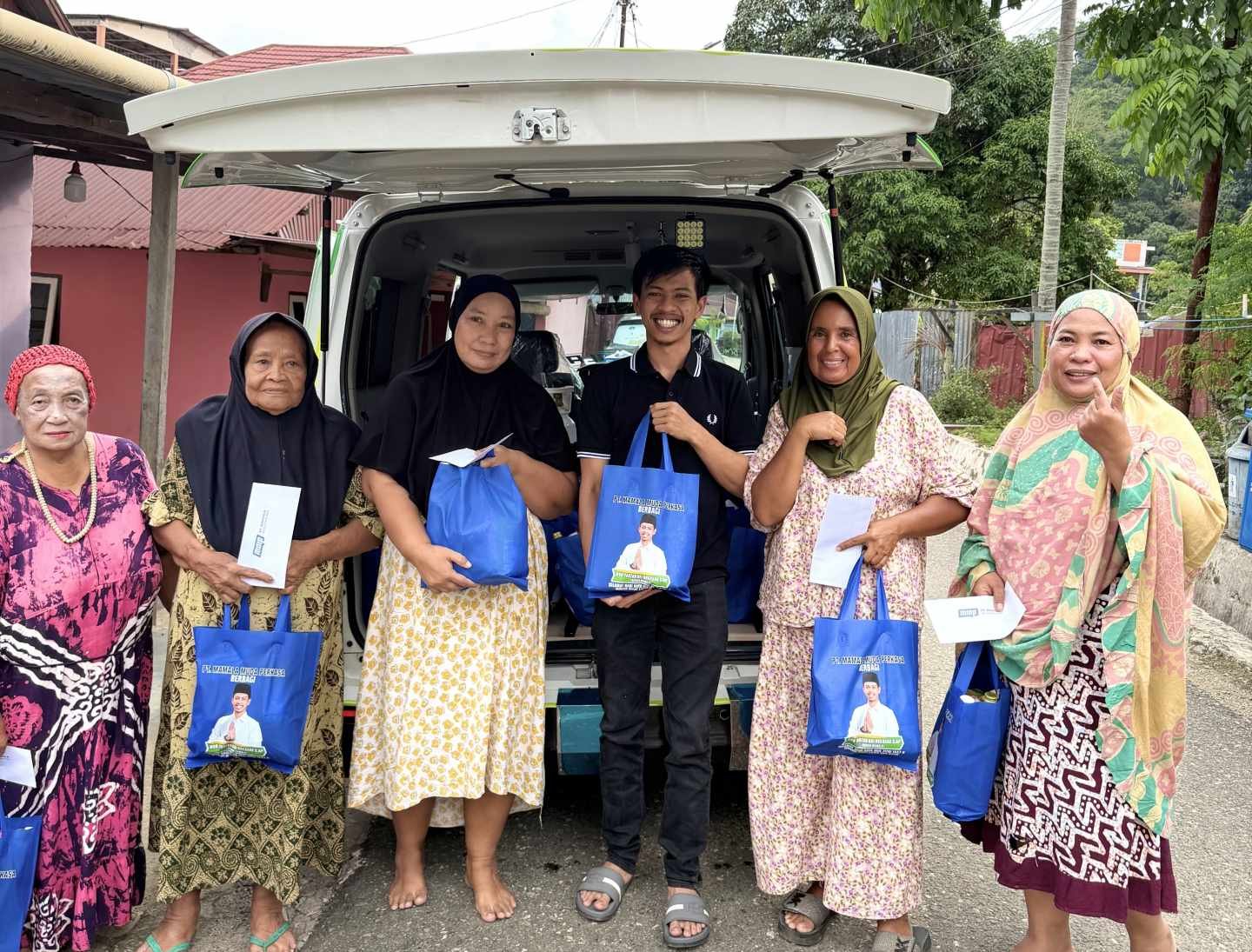 Owner PT. Mamala Muda Perkasa, Fauzan Mamala Bagikan 1000 Parcel Lebaran untuk Janda dan Lansia