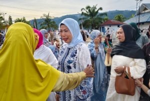 Hangatnya Idulfitri, Ketua DPRD Morut Sholat Bersama Warga di Kolonodale