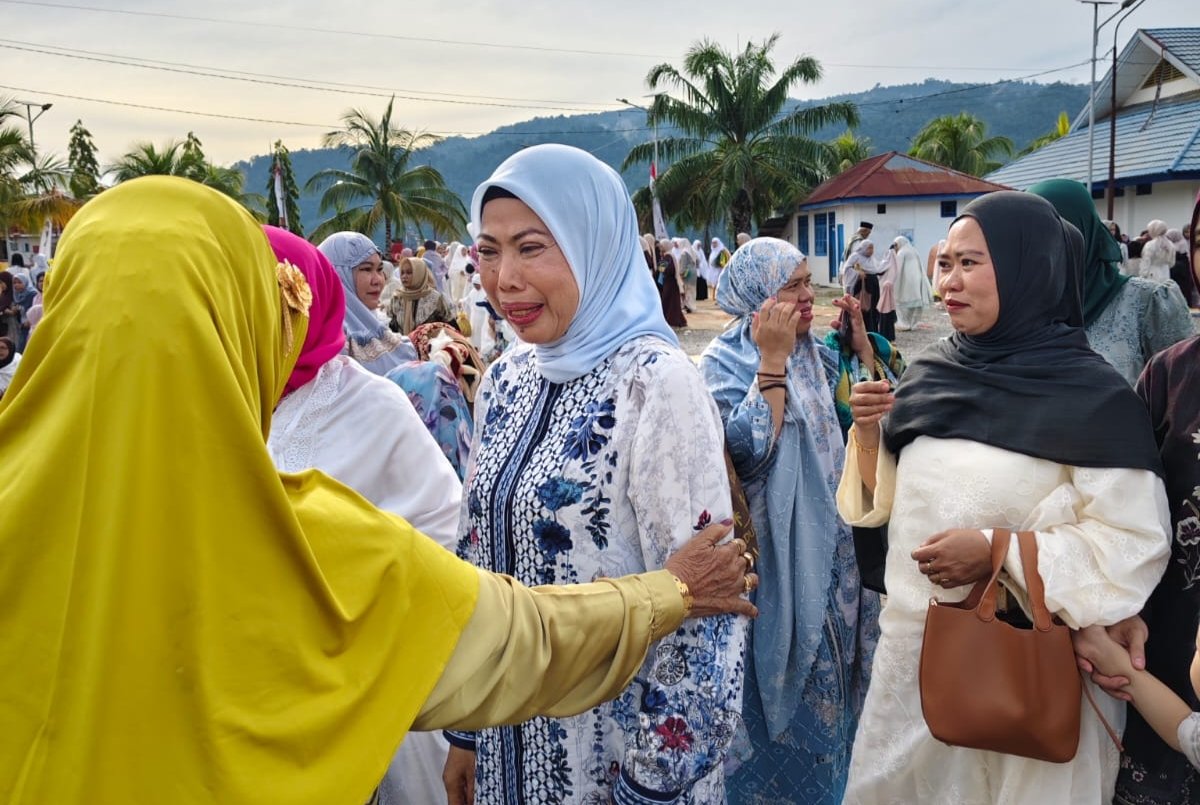 Hangatnya Idulfitri, Ketua DPRD Morut Sholat Bersama Warga di Kolonodale