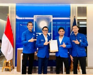 Komitmen Besarkan Partai, Haji Akbar Terima SK Pimpin DPD PAN Morowali Utara