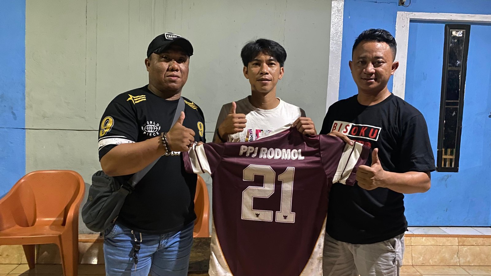Haji Akbar Sumbang 54 Pcs Baju Seragam Untuk Pemuda Gereja Rodoa Moleono