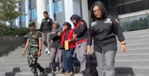 Gunakan Rompi Tahanan Merah, Sekdes Tamainusi Digiring ke Mobil Tahanan Kejati Sulteng