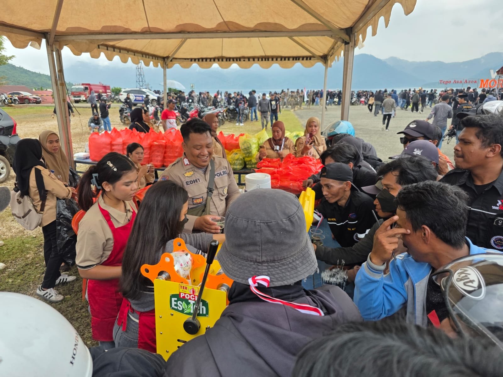 Siapkan Makanan dan Minuman Gratis, Polres Morut Bikin Sejuk Demo Hari Buruh