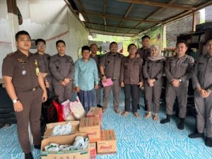 Kejari Morowali Utara Gelar Bakti Sosial di Ponpes KH. Hasyim Asy’Ari Peringati HUT ke-75 PERSAJA