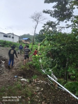 Warga Mulai Kerjakan Jaringan Air Bersih, Fauzan Mamala Serahkan Ratusan Batang Pipa